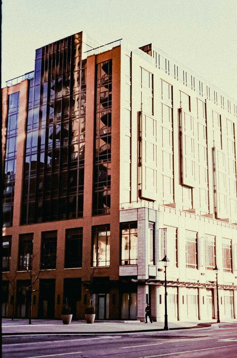 Moderne Wohnfassade mit warmem Klinker und klaren Fensterachsen
